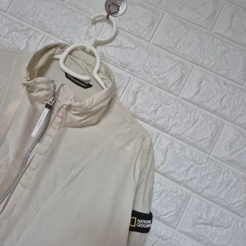 [SOLD OUT] 내셔널지오그래픽 아이보리 바람막이 자켓
