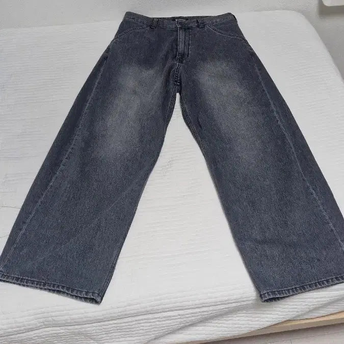 [SOLD OUT] 해칭룸 와이드 커브 워시드 블랙 데님 3사이즈