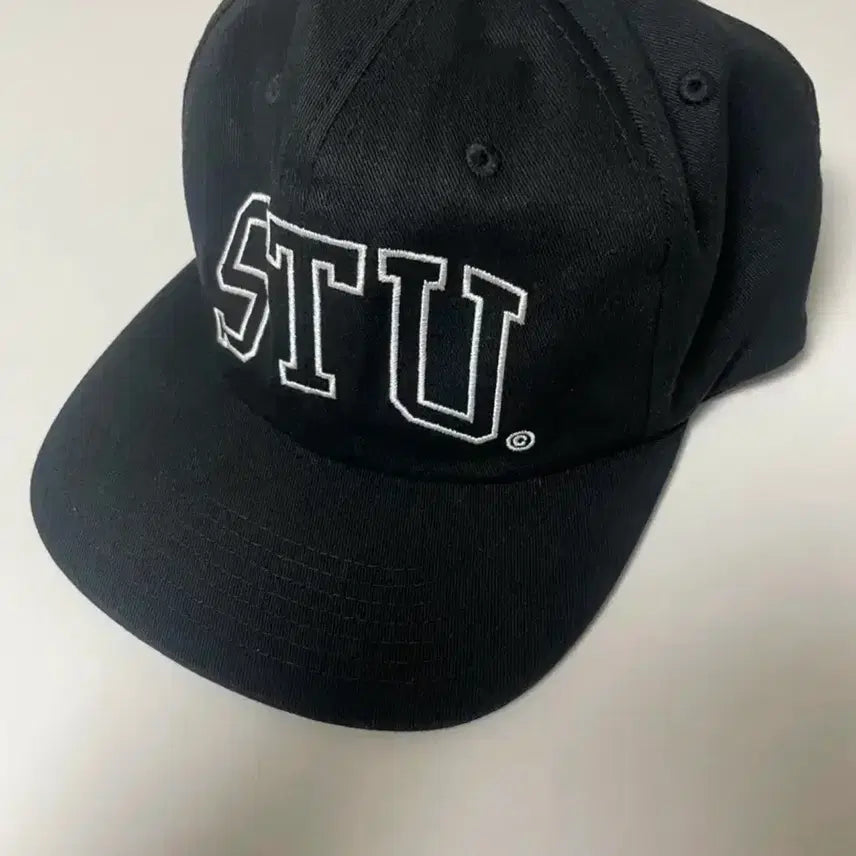 [SOLD OUT] 스투시 스투 아치 스트랩백 캡 쉐도우 블랙 1311066