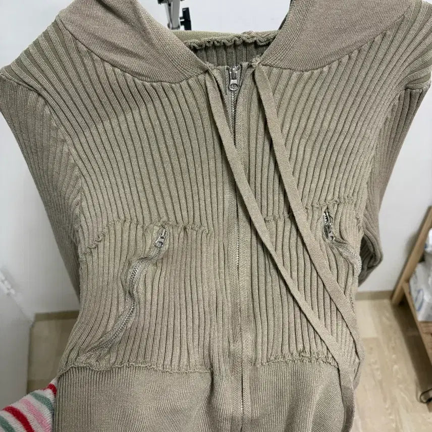 [SOLD OUT] 골지 니트 카키 후드 집업
