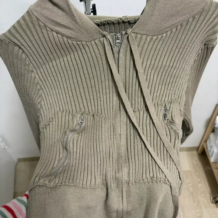 [SOLD OUT] 골지 니트 카키 후드 집업