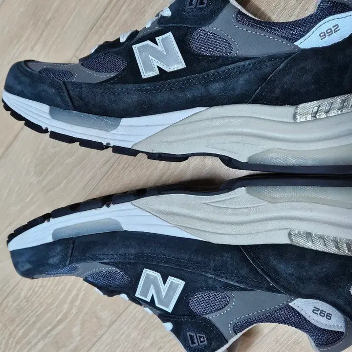 [BUNJANG] New Balance 992 Made in USA Core Navy Sneakers / 뉴발란스 992 메이드 인 USA 코어 네이비