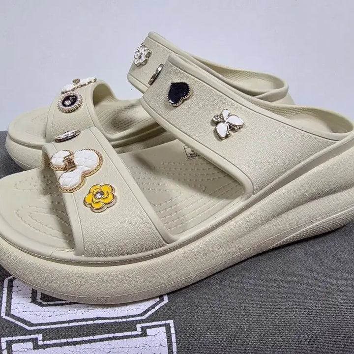 [BUNJANG] Crocs Classic Crush Sandals Ivory W9 (250-255mm) / 크록스 클래식 크러쉬 샌들 [250mm]