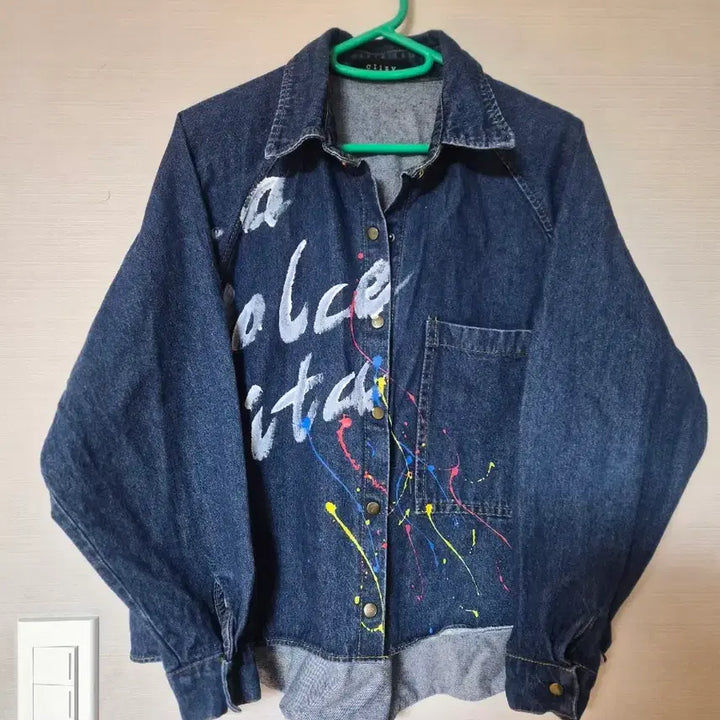 [BUNJANG] Clizy Denim Jacket with Painting Detail / clizy 데님 셔츠 페인팅 포인트