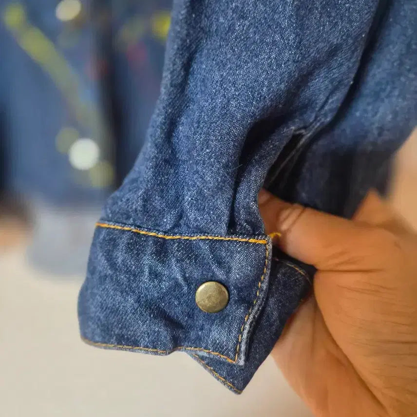 [BUNJANG] Clizy Denim Jacket with Painting Detail / clizy 데님 셔츠 페인팅 포인트