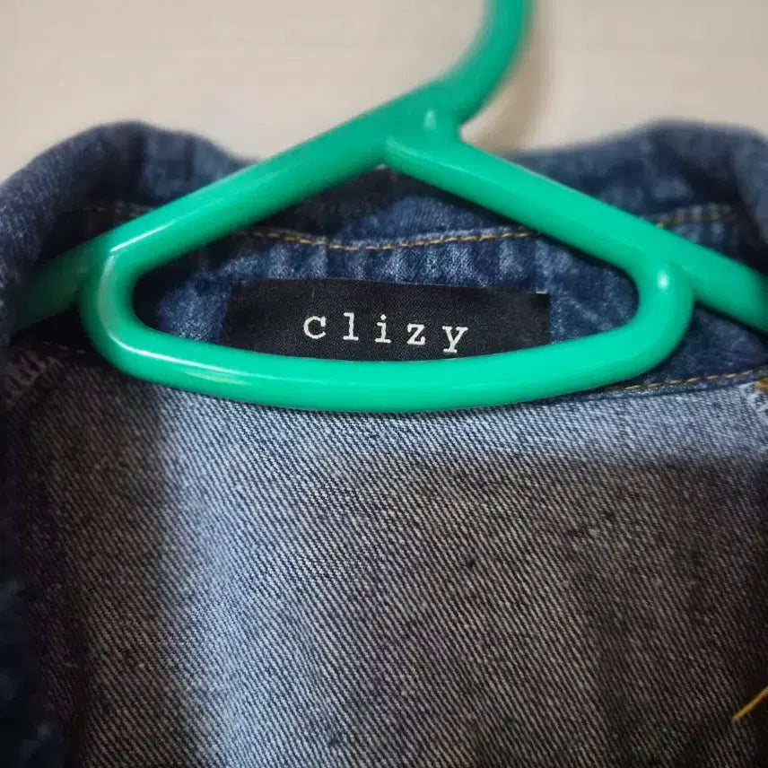 [BUNJANG] Clizy Denim Jacket with Painting Detail / clizy 데님 셔츠 페인팅 포인트