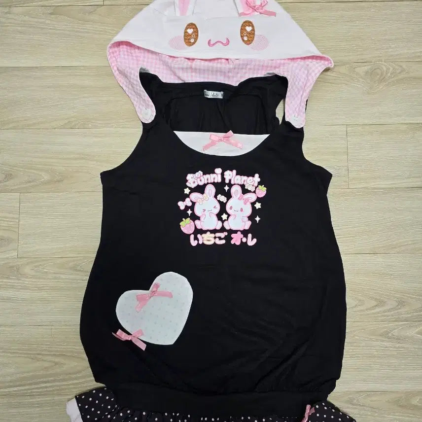 [BUNJANG] Strawberry Rabbit Moe Overalls Top - Black / 타오바오 딸기토끼 모에 멜빵 상의 블랙