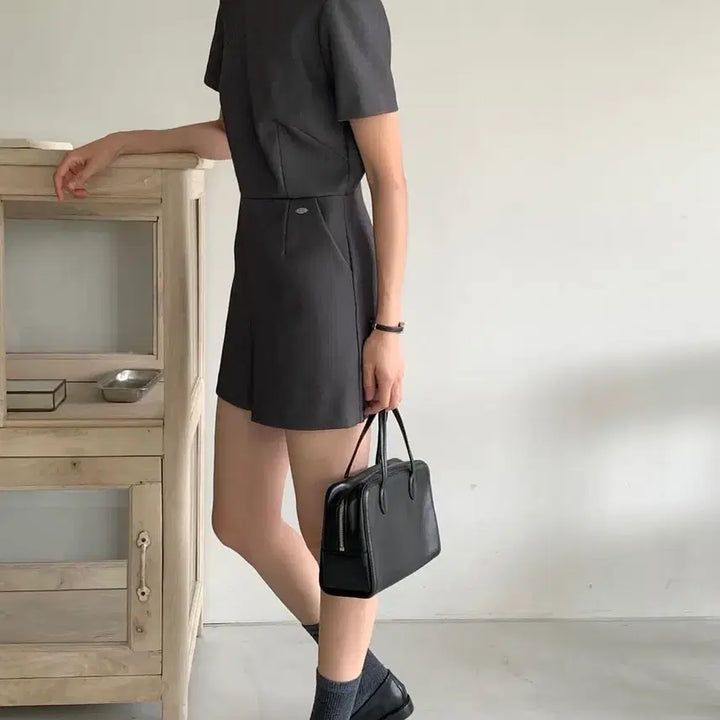 [SOLD OUT] 교신안함)백 리본 포인트 점프수트-차콜/고퀄