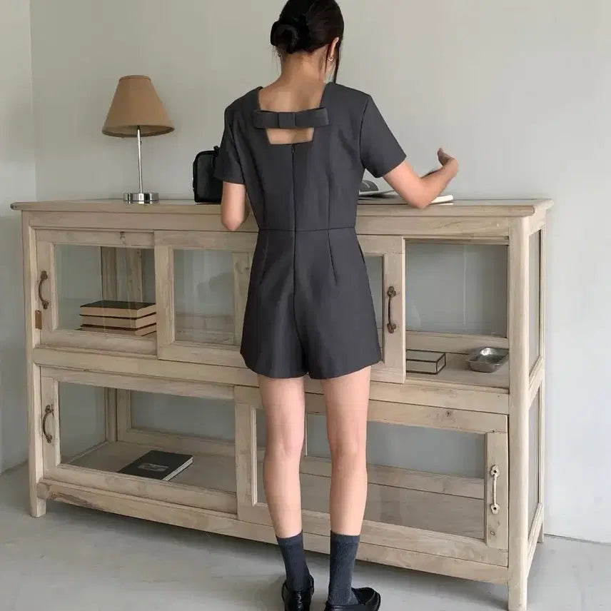 [SOLD OUT] 교신안함)백 리본 포인트 점프수트-차콜/고퀄