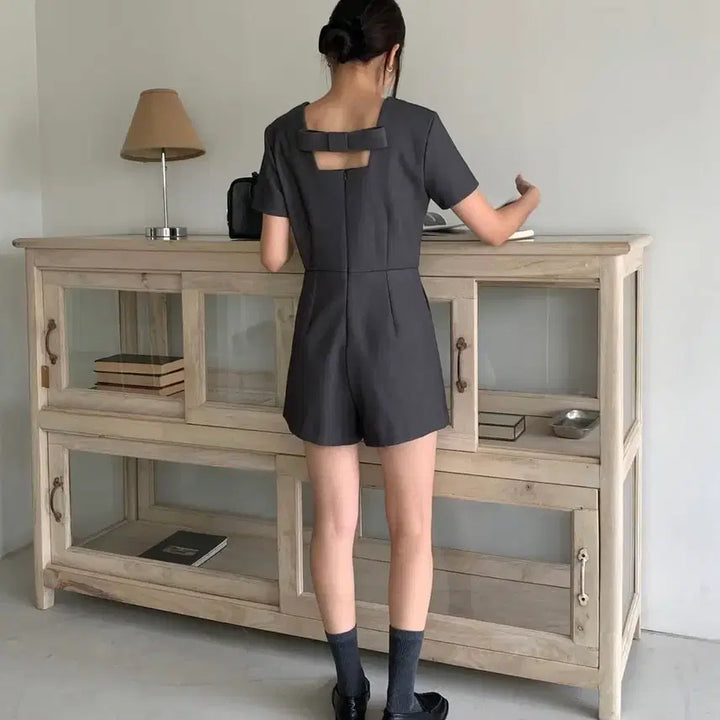 [SOLD OUT] 교신안함)백 리본 포인트 점프수트-차콜/고퀄
