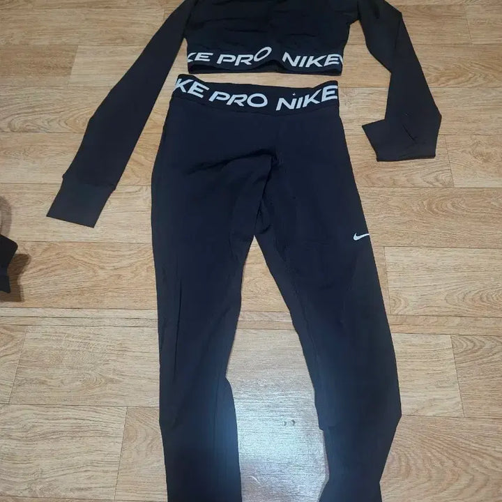 [BUNJANG] Nike Pro Dri-FIT Training Set (S) / 새상품] 나이키 프로 드라이핏 여성 트레이닝 세트 (S)