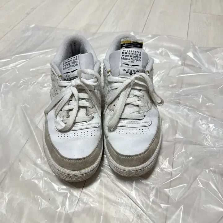 [BUNJANG] Reebok Maison Margiela Club C White Sneakers / 리복 마르지엘라 클럽c 화이트 (255)