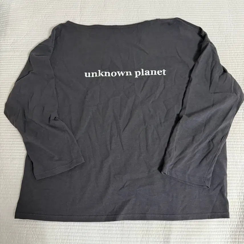 [BUNJANG] Unknown Planet Off-Shoulder T-Shirt / 언노운플라넷 오프숄더 티셔츠
