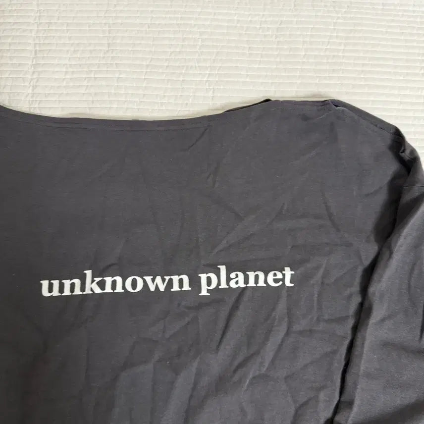 [BUNJANG] Unknown Planet Off-Shoulder T-Shirt / 언노운플라넷 오프숄더 티셔츠