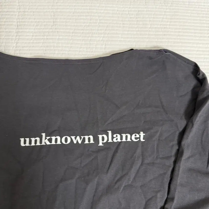 [BUNJANG] Unknown Planet Off-Shoulder T-Shirt / 언노운플라넷 오프숄더 티셔츠
