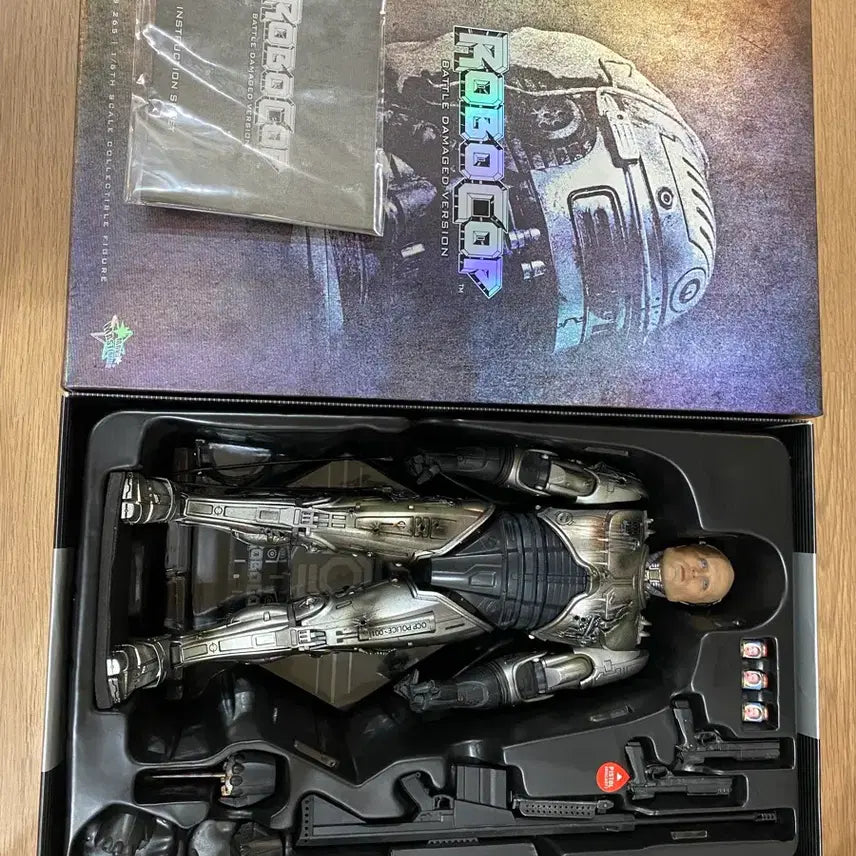[BUNJANG] Hot Toys RoboCop Battle Damaged Version Figure / 핫토이 로보캅 배틀 데미지 버전