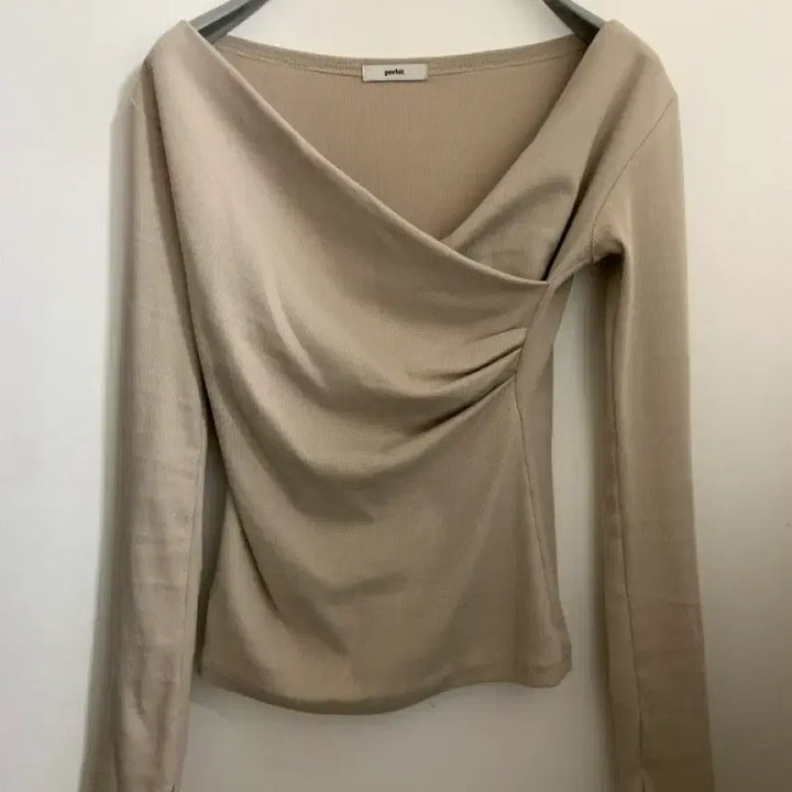 [BUNJANG] Pervit Rosanna Yeri-fit Wrap Silhouette Top / 퍼빗 제작 로잔나 여리핏 랩 실루엣 티 가내스라 제니오