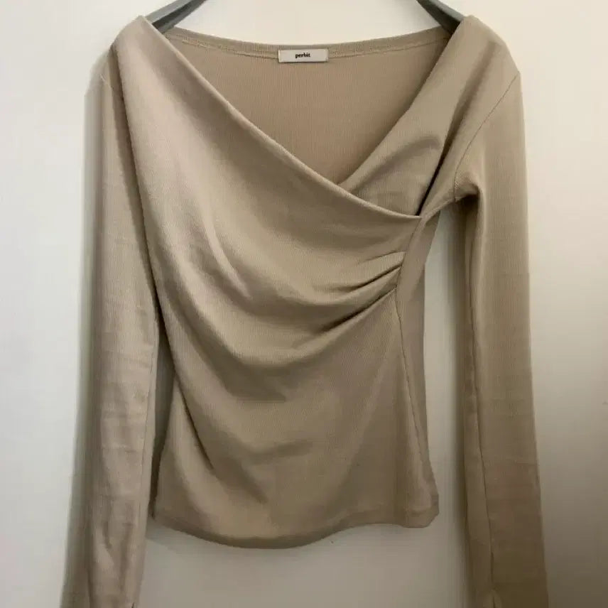 [BUNJANG] Pervit Rosanna Yeri-fit Wrap Silhouette Top / 퍼빗 제작 로잔나 여리핏 랩 실루엣 티 가내스라 제니오
