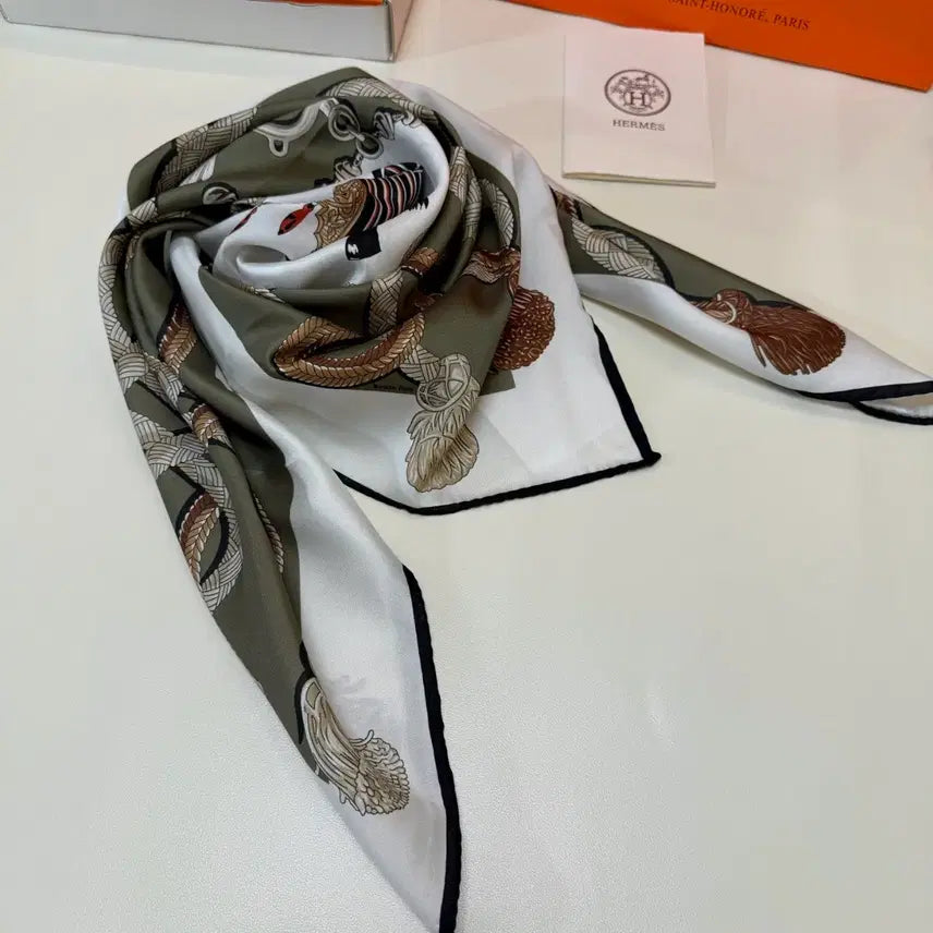[SOLD OUT] 에르메스 클래식 마마 프린트 새틴 스카프 90cm