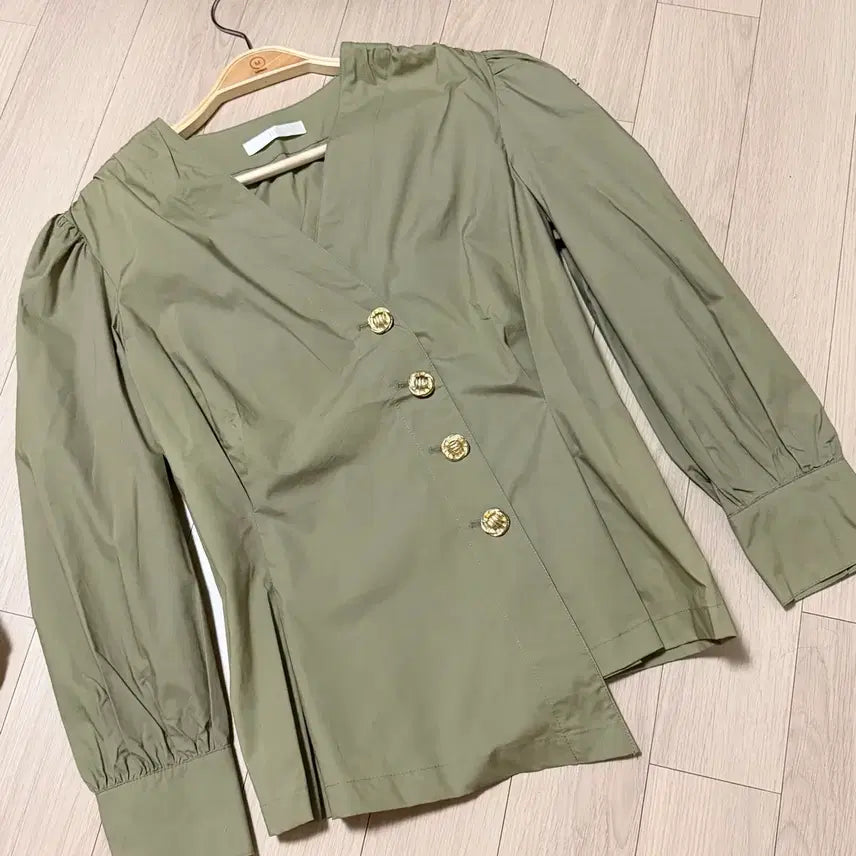 [BUNJANG] B.F. Shop Cotton V-Neck Blouse / 비피샵 바스락 핀턱 어깨퍼프 브이넥 코튼 블라우스 셔링 금장단추버튼셔츠