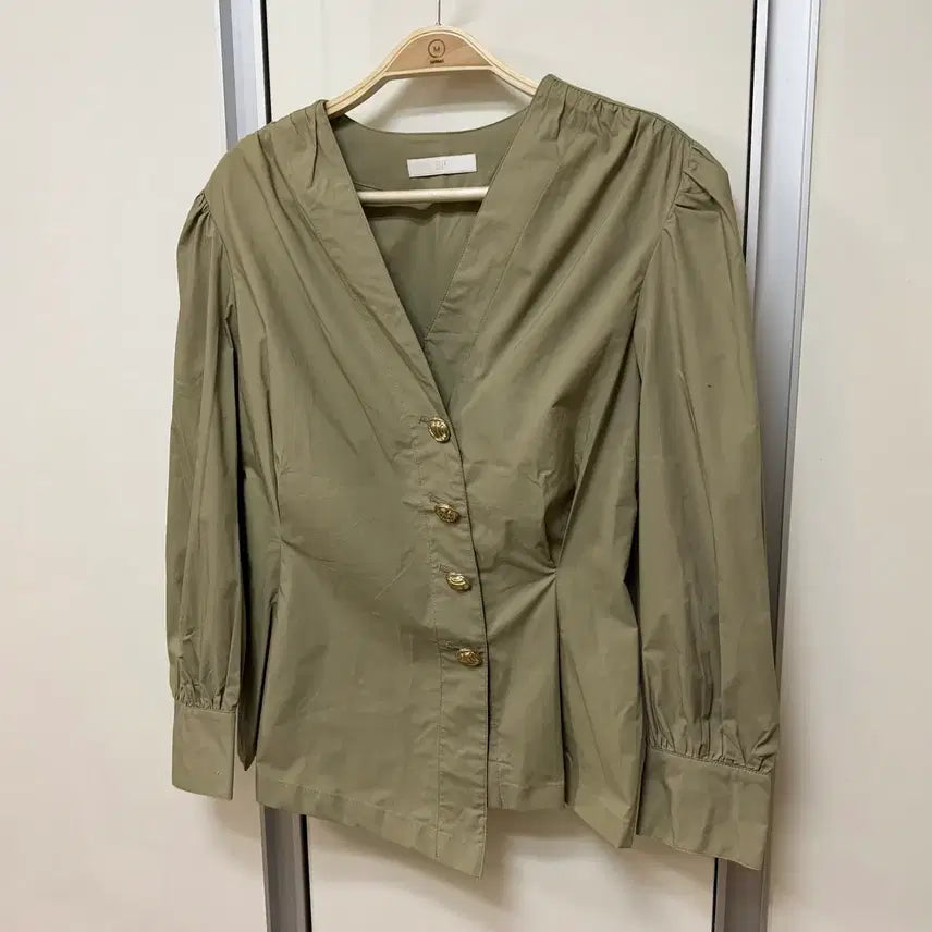 [BUNJANG] B.F. Shop Cotton V-Neck Blouse / 비피샵 바스락 핀턱 어깨퍼프 브이넥 코튼 블라우스 셔링 금장단추버튼셔츠