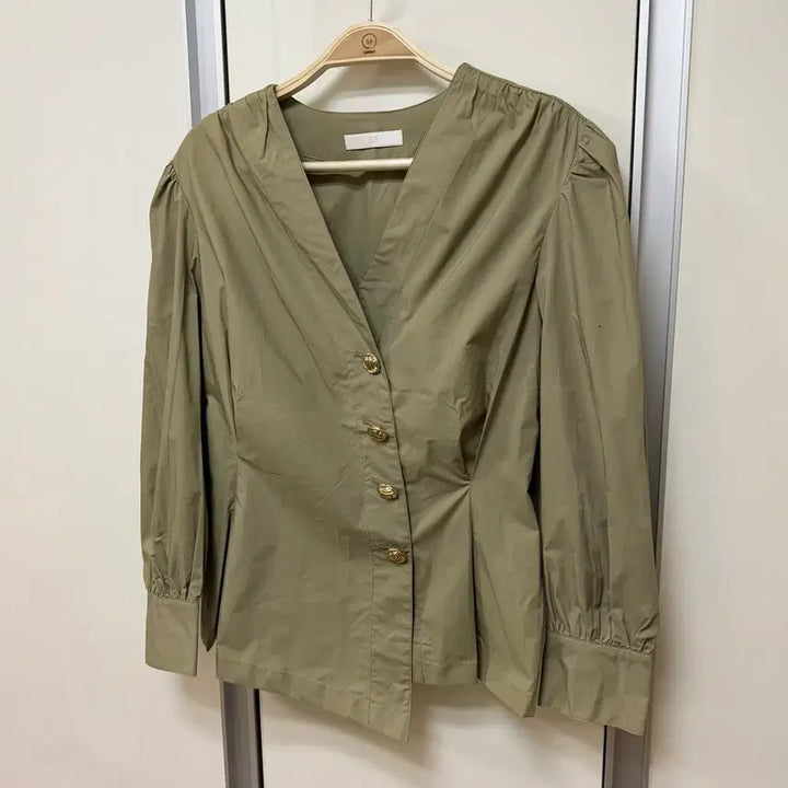 [BUNJANG] B.F. Shop Cotton V-Neck Blouse / 비피샵 바스락 핀턱 어깨퍼프 브이넥 코튼 블라우스 셔링 금장단추버튼셔츠
