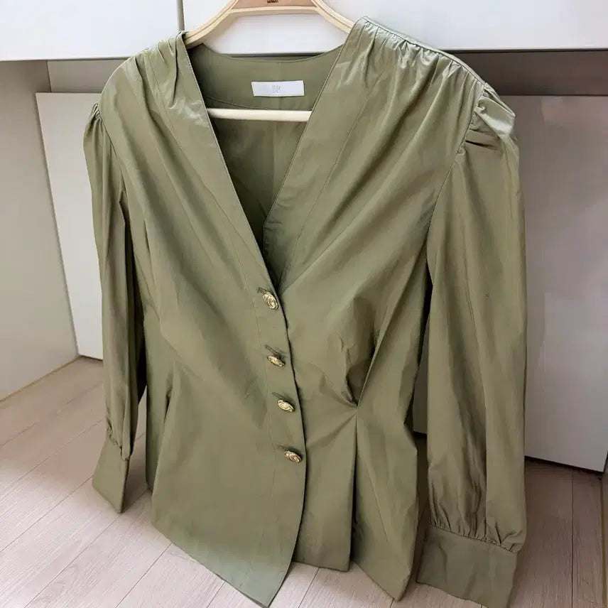 [BUNJANG] B.F. Shop Cotton V-Neck Blouse / 비피샵 바스락 핀턱 어깨퍼프 브이넥 코튼 블라우스 셔링 금장단추버튼셔츠