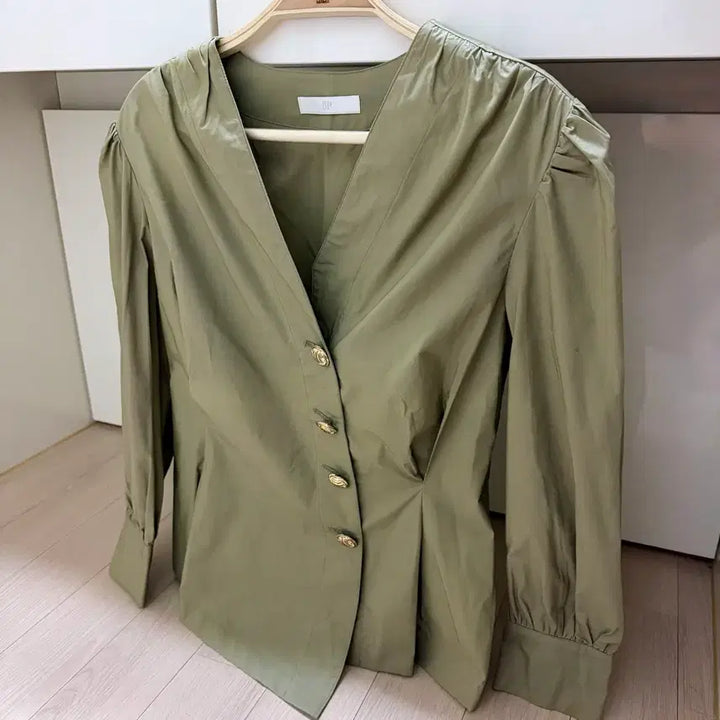 [BUNJANG] B.F. Shop Cotton V-Neck Blouse / 비피샵 바스락 핀턱 어깨퍼프 브이넥 코튼 블라우스 셔링 금장단추버튼셔츠