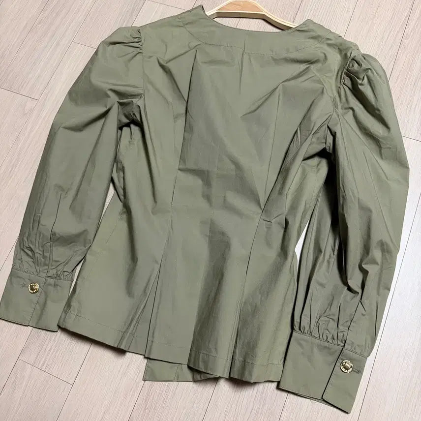 [BUNJANG] B.F. Shop Cotton V-Neck Blouse / 비피샵 바스락 핀턱 어깨퍼프 브이넥 코튼 블라우스 셔링 금장단추버튼셔츠