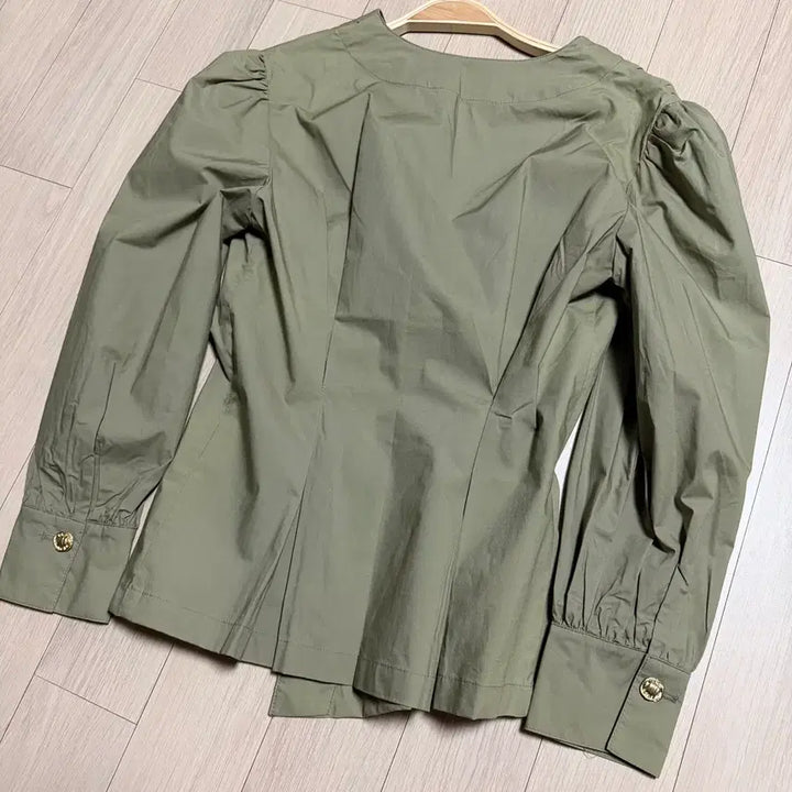 [BUNJANG] B.F. Shop Cotton V-Neck Blouse / 비피샵 바스락 핀턱 어깨퍼프 브이넥 코튼 블라우스 셔링 금장단추버튼셔츠