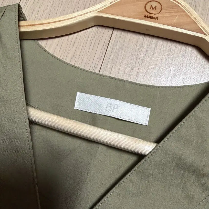 [BUNJANG] B.F. Shop Cotton V-Neck Blouse / 비피샵 바스락 핀턱 어깨퍼프 브이넥 코튼 블라우스 셔링 금장단추버튼셔츠