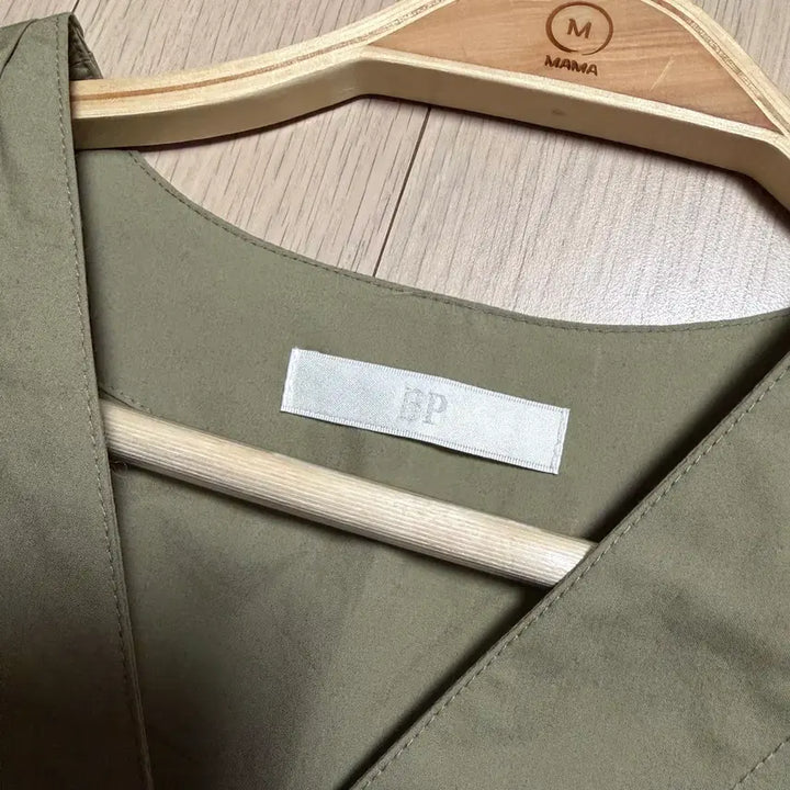 [BUNJANG] B.F. Shop Cotton V-Neck Blouse / 비피샵 바스락 핀턱 어깨퍼프 브이넥 코튼 블라우스 셔링 금장단추버튼셔츠