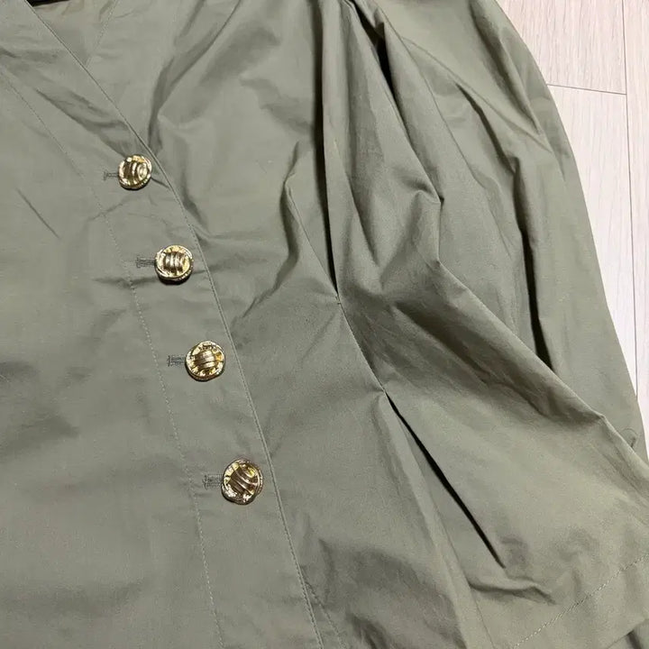 [BUNJANG] B.F. Shop Cotton V-Neck Blouse / 비피샵 바스락 핀턱 어깨퍼프 브이넥 코튼 블라우스 셔링 금장단추버튼셔츠