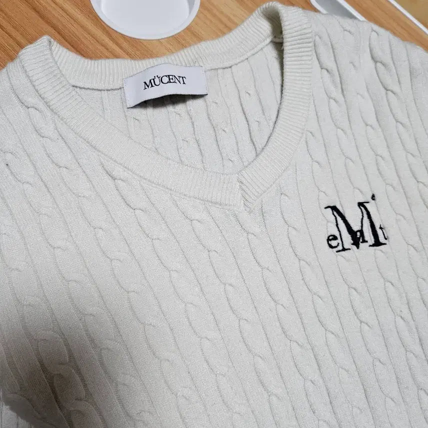 [SOLD OUT] 무센트 브이넥 크롭 니트