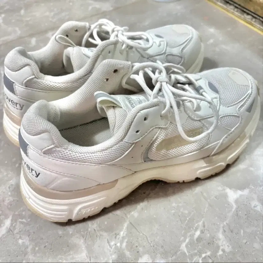 [BUNJANG] Discovery Ivory Sneakers 230 / 디스커버리 운동화 아이보리 230