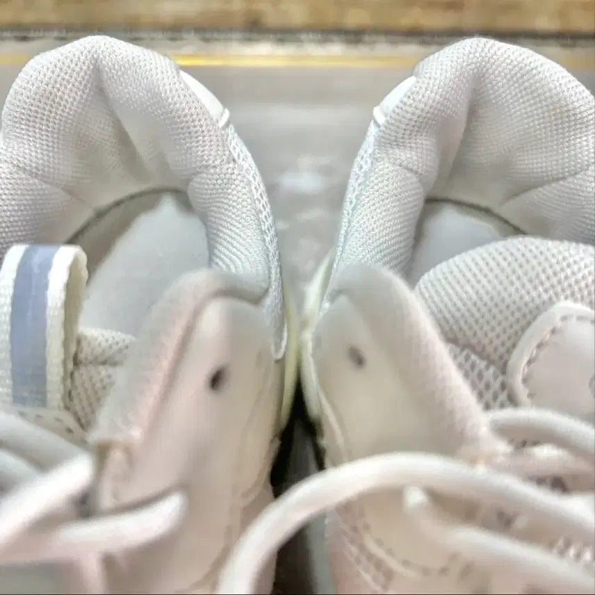[BUNJANG] Discovery Ivory Sneakers 230 / 디스커버리 운동화 아이보리 230