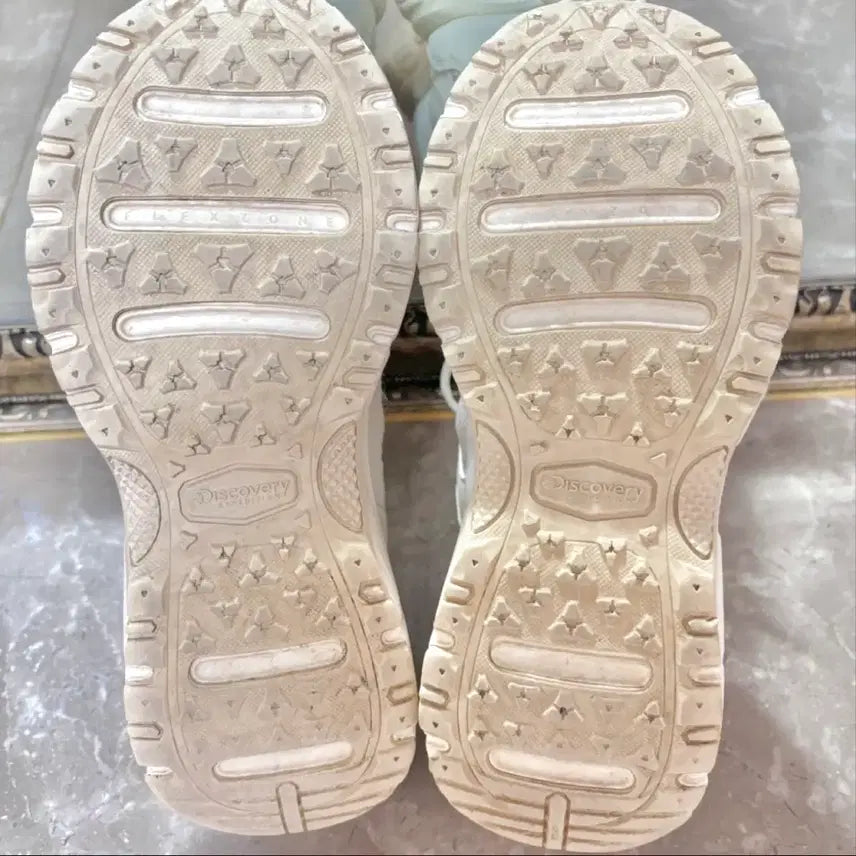[BUNJANG] Discovery Ivory Sneakers 230 / 디스커버리 운동화 아이보리 230