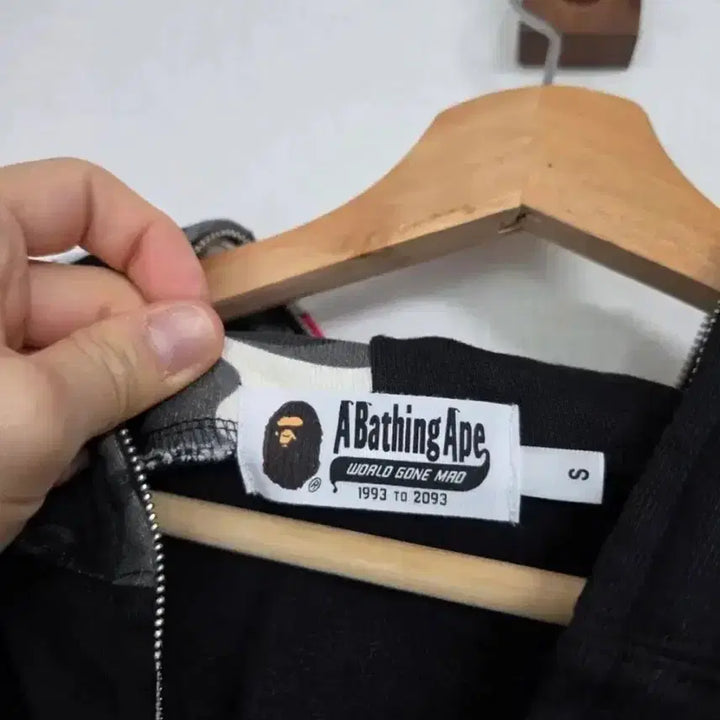 [SOLD OUT] 베이프 후드집업 S