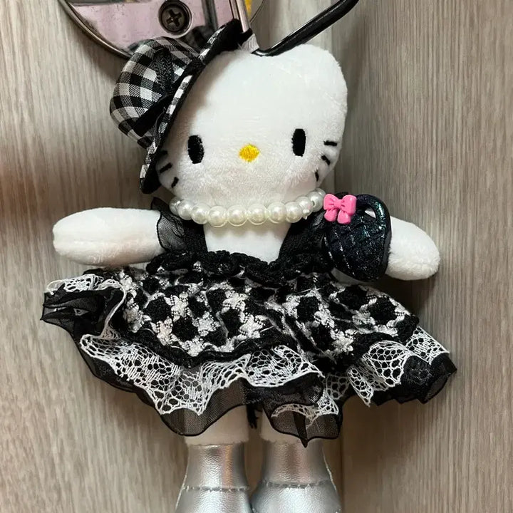 [BUNJANG] Hello Kitty Black Dress Keyring / 헬로키티 인형 블랙 드레스 키링