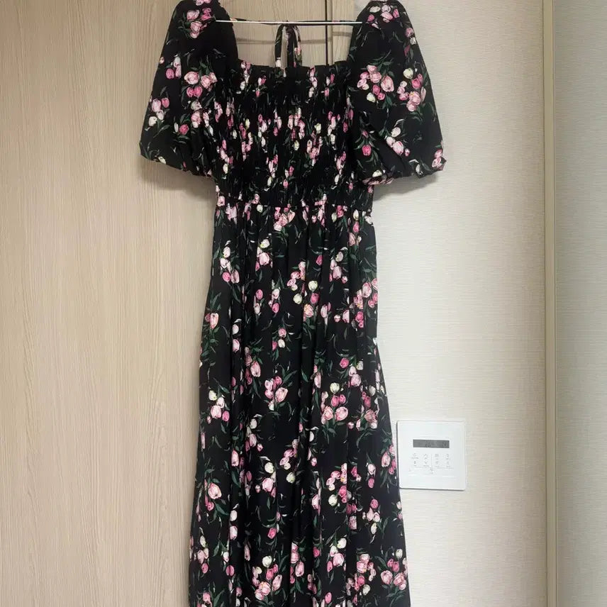 [BUNJANG] Hans Style Flower Puff Shirring Dress (Black) / [한스스타일] 플라워 퍼프 셔링 원피스 (블랙)