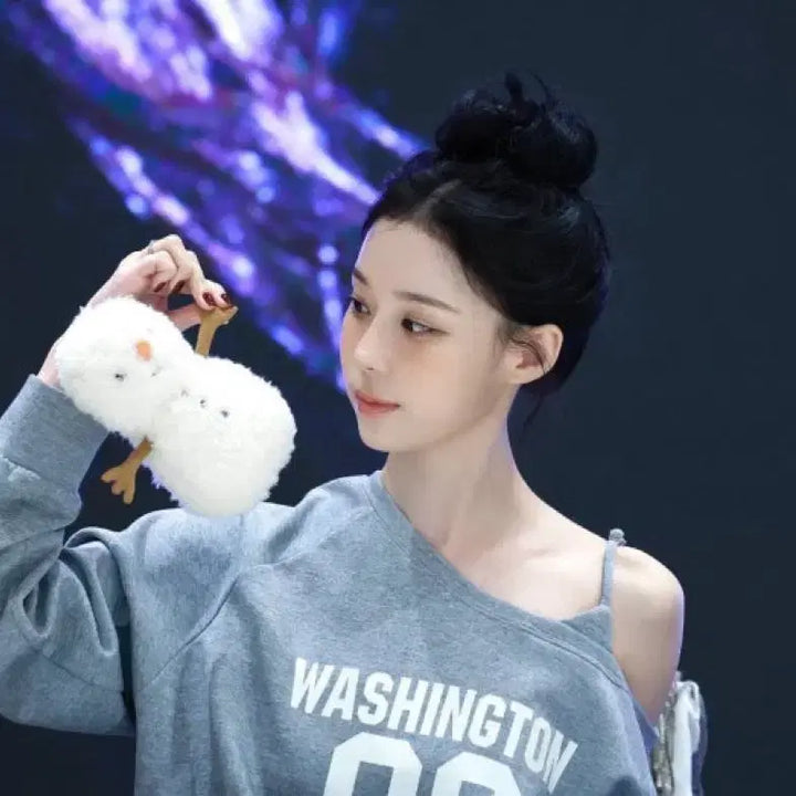 [BUNJANG] aespa Winter Off-shoulder Sweatshirt / 에스파 윈터 오프숄더 맨투맨