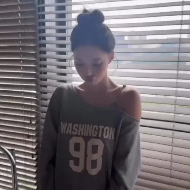 [BUNJANG] aespa Winter Off-shoulder Sweatshirt / 에스파 윈터 오프숄더 맨투맨