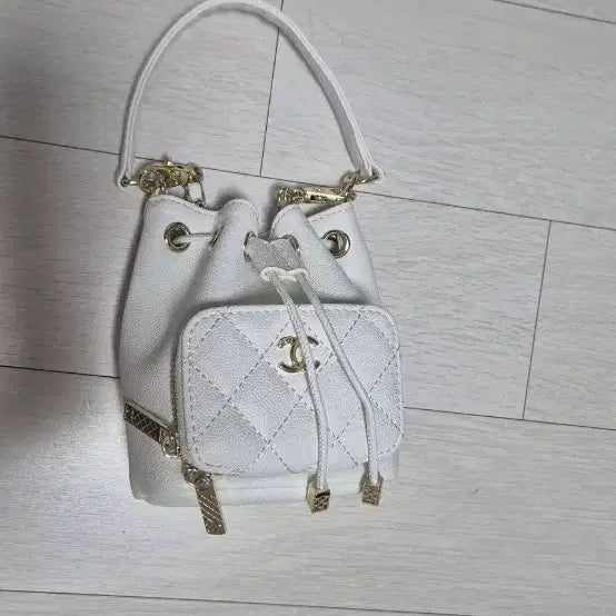 [BUNJANG] White Caviar Leather Chain Bucket Bag Crossbody / 화이트캐비어가죽 체인 버킷백 크로스백