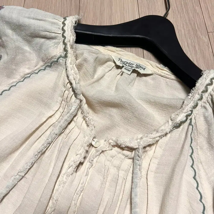 [BUNJANG] Thursday Island Floral Embroidered Blouse / 써스데이아일랜드 아사면 플라워자수 에스닉 블라우스 아이보리태슬빈티지히피