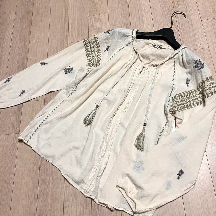 [BUNJANG] Thursday Island Floral Embroidered Blouse / 써스데이아일랜드 아사면 플라워자수 에스닉 블라우스 아이보리태슬빈티지히피