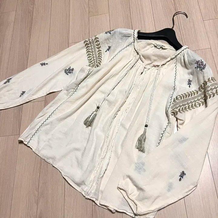 [BUNJANG] Thursday Island Floral Embroidered Blouse / 써스데이아일랜드 아사면 플라워자수 에스닉 블라우스 아이보리태슬빈티지히피