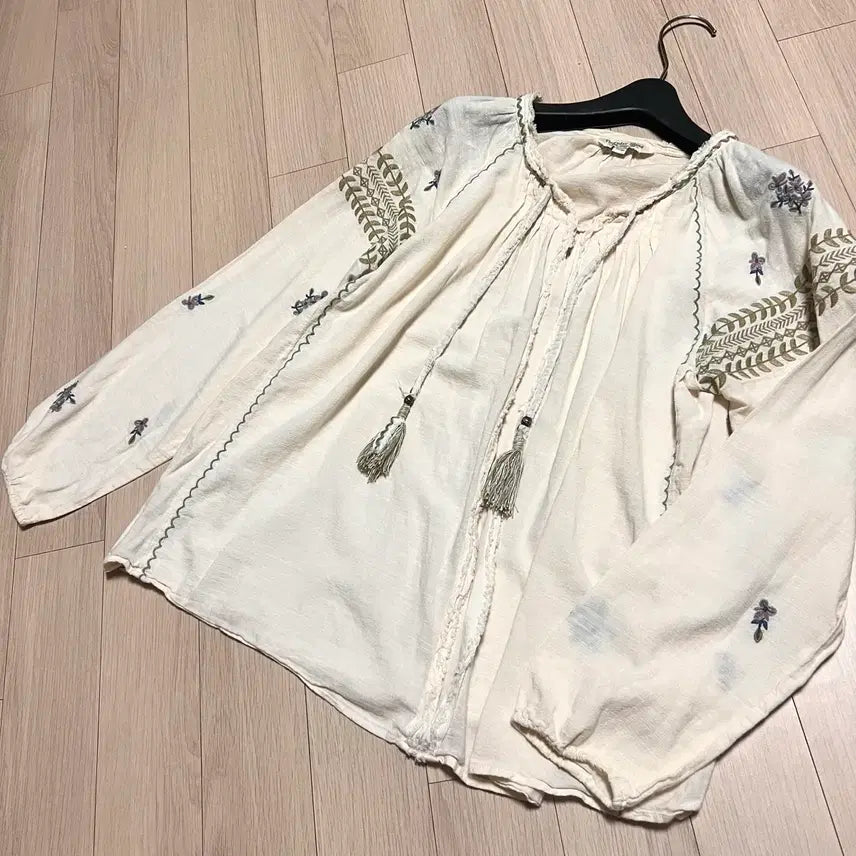 [BUNJANG] Thursday Island Floral Embroidered Blouse / 써스데이아일랜드 아사면 플라워자수 에스닉 블라우스 아이보리태슬빈티지히피
