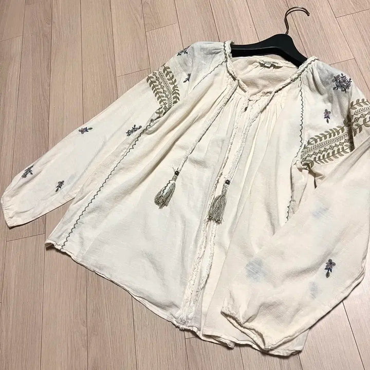 [BUNJANG] Thursday Island Floral Embroidered Blouse / 써스데이아일랜드 아사면 플라워자수 에스닉 블라우스 아이보리태슬빈티지히피