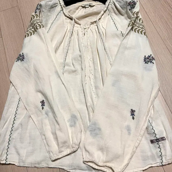 [BUNJANG] Thursday Island Floral Embroidered Blouse / 써스데이아일랜드 아사면 플라워자수 에스닉 블라우스 아이보리태슬빈티지히피