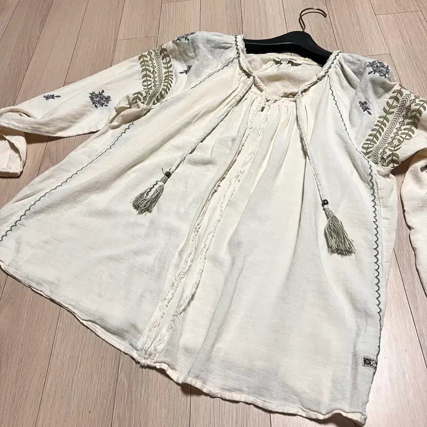 [BUNJANG] Thursday Island Floral Embroidered Blouse / 써스데이아일랜드 아사면 플라워자수 에스닉 블라우스 아이보리태슬빈티지히피